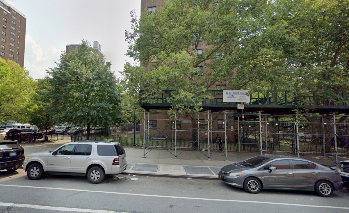 Bronx stabbing suspect in custody after teen killed in random attack: NYPD 2 Scene of deadly Bronx stabbing
