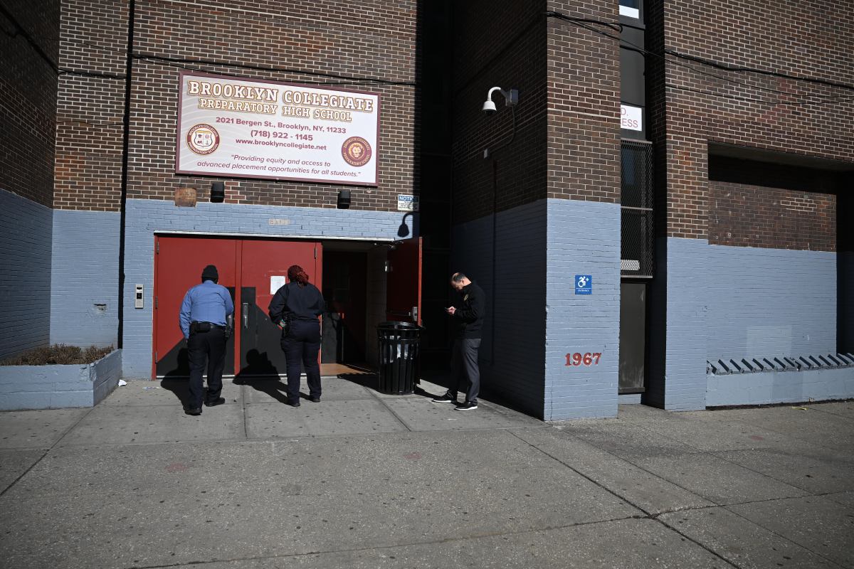 Brooklyn teenager shot near school; two suspects at large, cops say 2 Cops at scene of Brooklyn school where teen was found shot