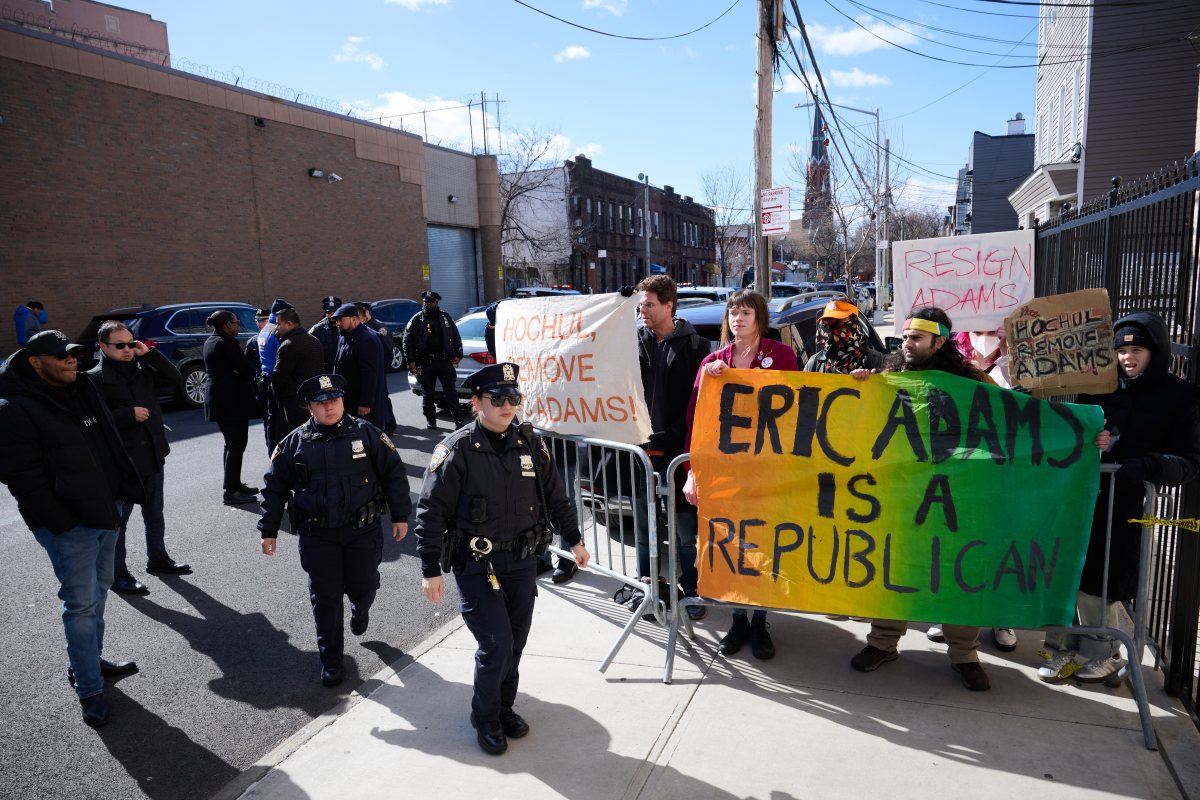 Mayor Adams rallies with supporters at Brooklyn church against 'negativity' centered around dismissal of his federal criminal case 3