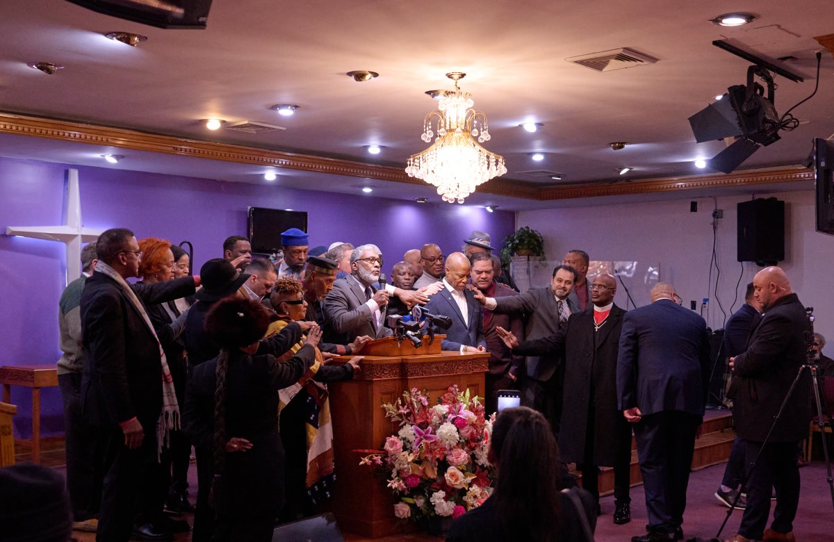 Hochul to meet with city leaders Tuesday as possibility of Mayor Adams' removal from office grows 2 Mayor Adams praying with Brooklyn church congregants