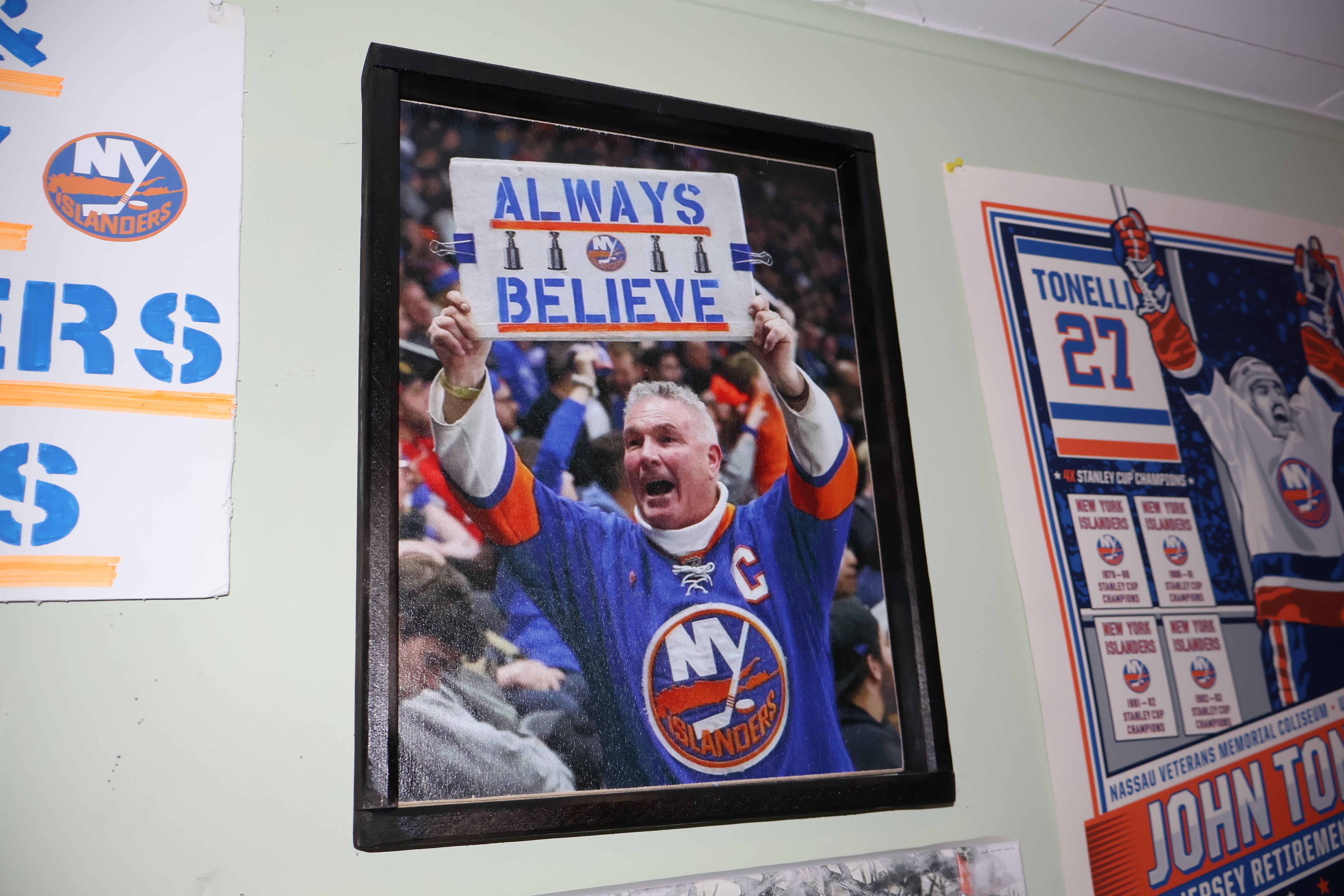 Islanders' 'sign guy' still going strong after two decades 4