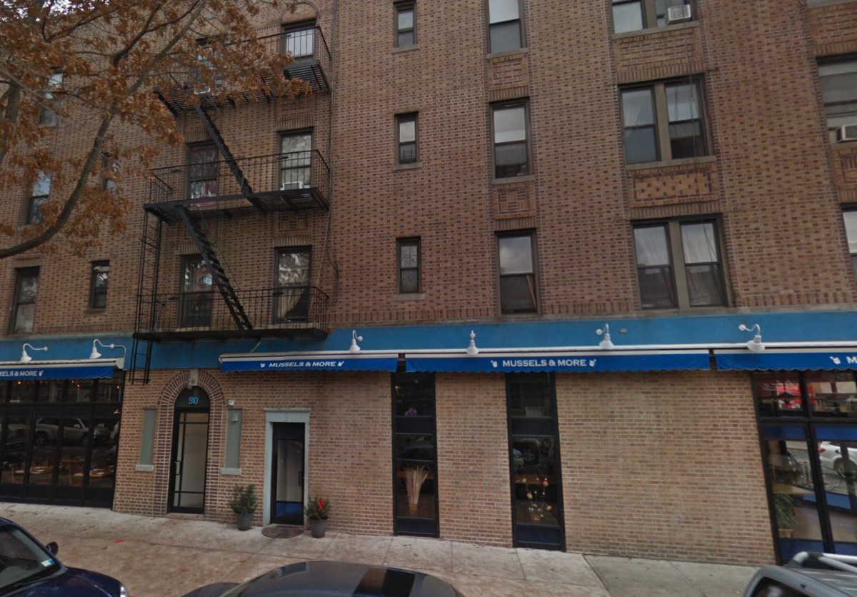 Brooklyn apartment fire leaves man dead, two others hospitalized 2 Scene of Brooklyn apartment fire