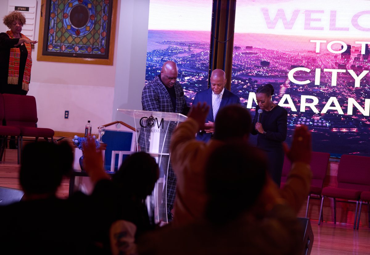 Mayor Adams rebuffs resignation calls at Queens church service: 'I am going nowhere' 2 Church goers pray for Mayor Adams in Queens