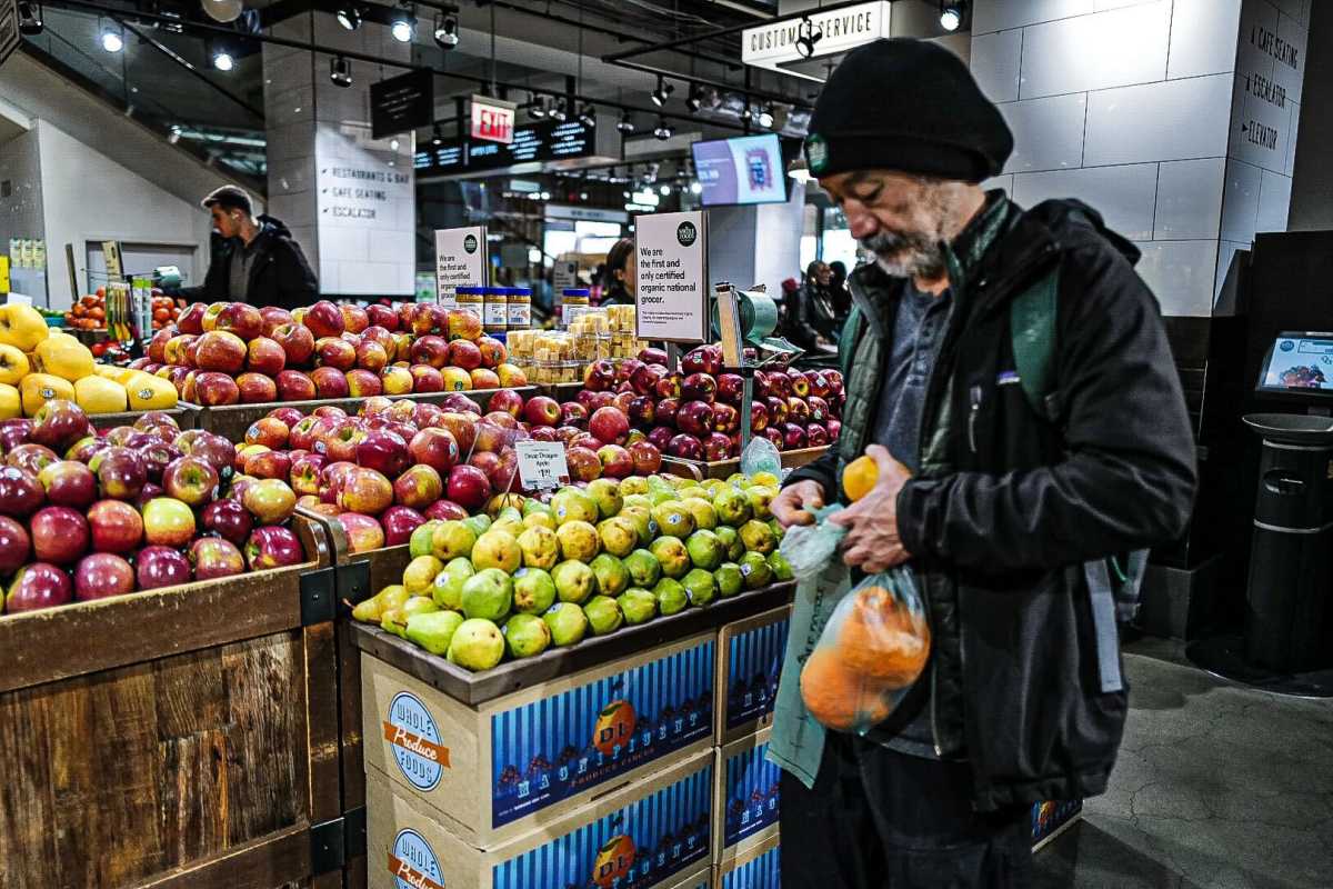 Final state budget includes Gov. Hochul's affordability measures as she prepares for tough 2026 re-election fight 2 Shopping for groceries in Manhattan on March 4, 2025.