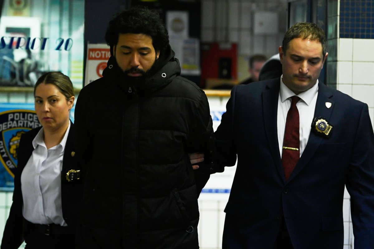 Brooklyn man arrested for punching pregnant woman on Queens J train 2