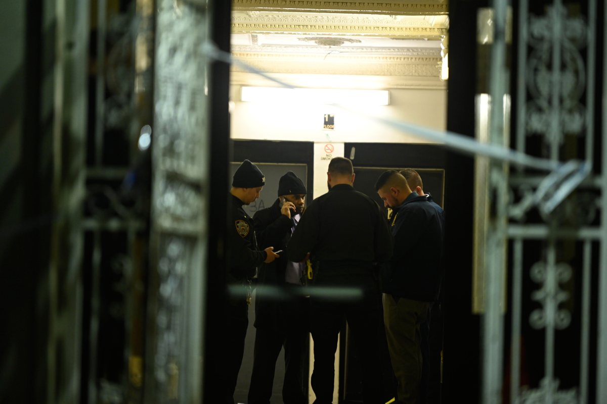 Man in Brooklyn shot dead in apartment building lobby: cops 2 Brooklyn police investigate scene where man was shot dead