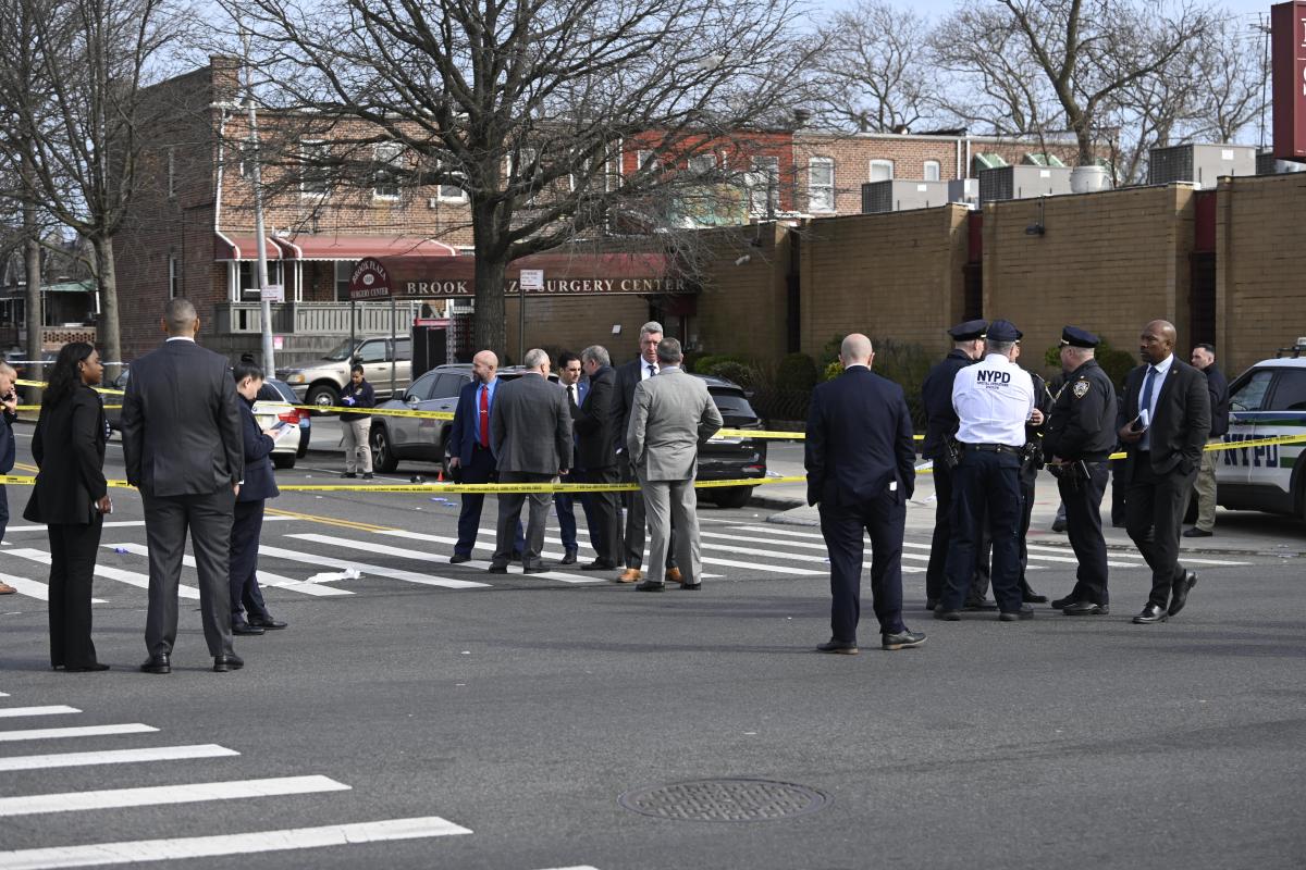Brooklyn police shooting: Cops critically wound man who allegedly charged them with box cutter, sources say 2
