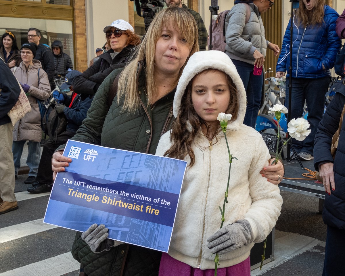8th-grade teacher Kimberly Schiller attended the commemoration with her 10-year-old daughter, Annalee. Photo by Gabriele Holtermann