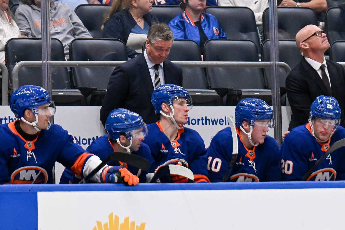 Islanders Patrick Roy bench