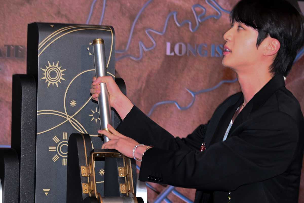 Jin flips the switch at the Empire State Building.