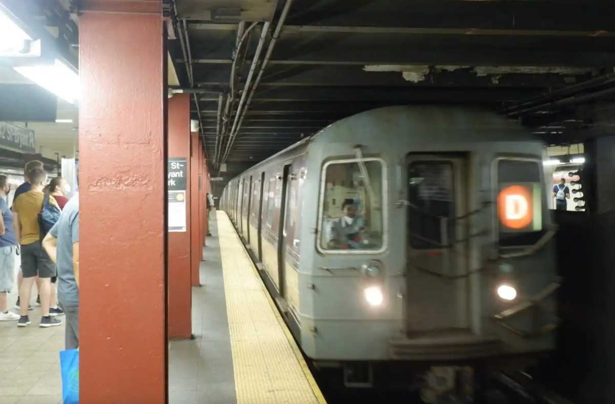 Bronx men charged for stabbing man in torso at Manhattan subway station during afternoon rush 2 D train arrives in Manhattan