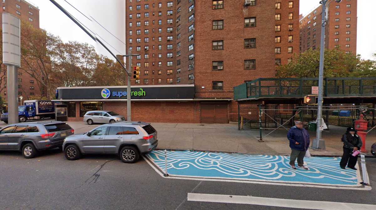 Man shot dead at Lower Manhattan public housing complex near NYPD headquarters 2 Scene of Housing complex in Lower Manhattan where man was shot dead