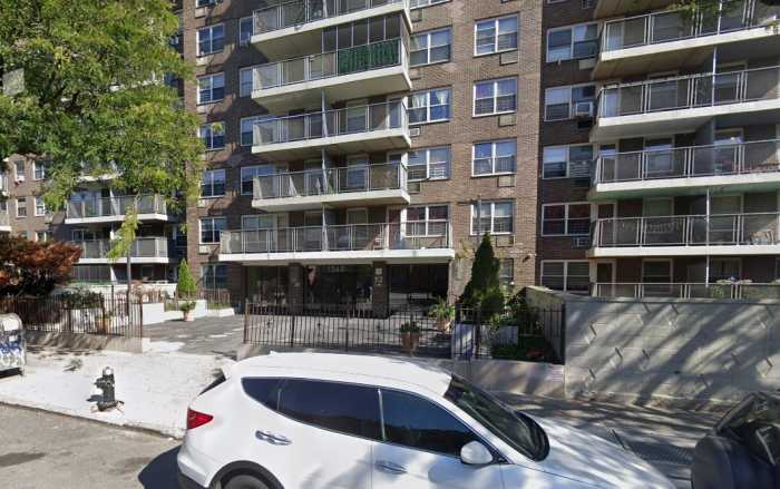 Suspect in random Bronx stabbing still at large, police say 2 Police say the random attack occurred outside of 1240 Morrison Ave at around 10:30 p.m. on May 15.