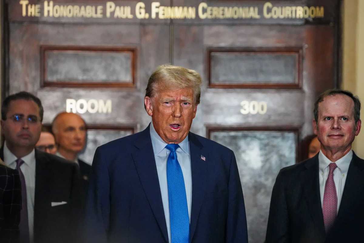 NYC Mayor's Race: Rivals pounce on reported Trump DOJ probe into front-runner Cuomo 2 Former President Trump outside courtroom