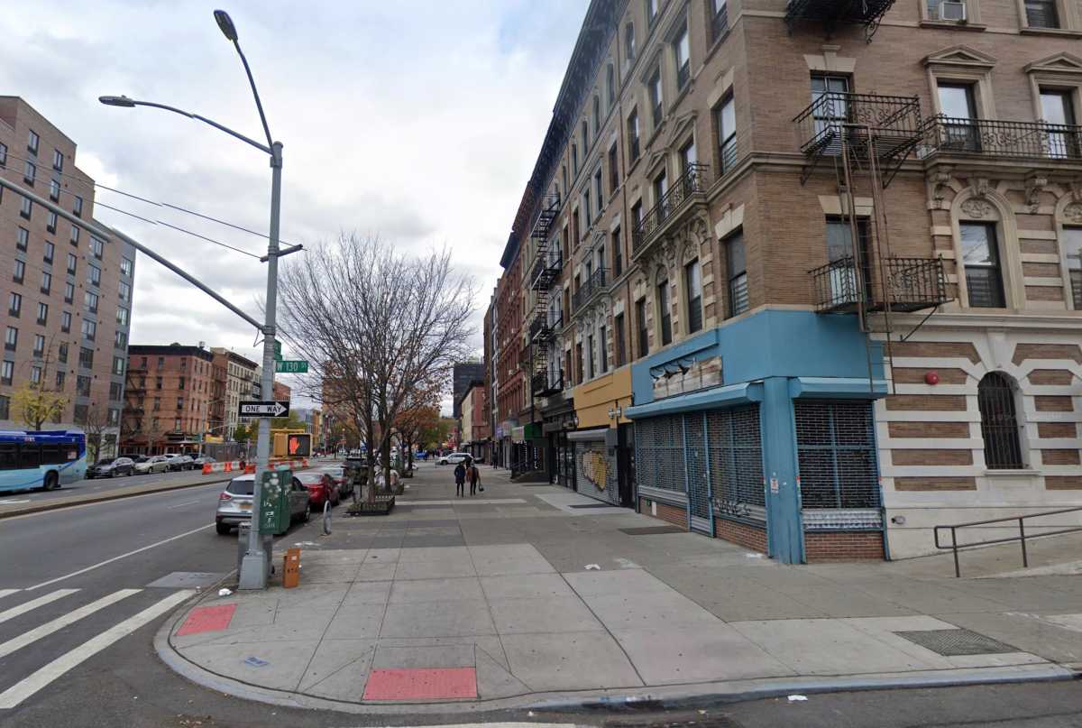 Scene of Harlem stabbing - empty sidewalk and storefront