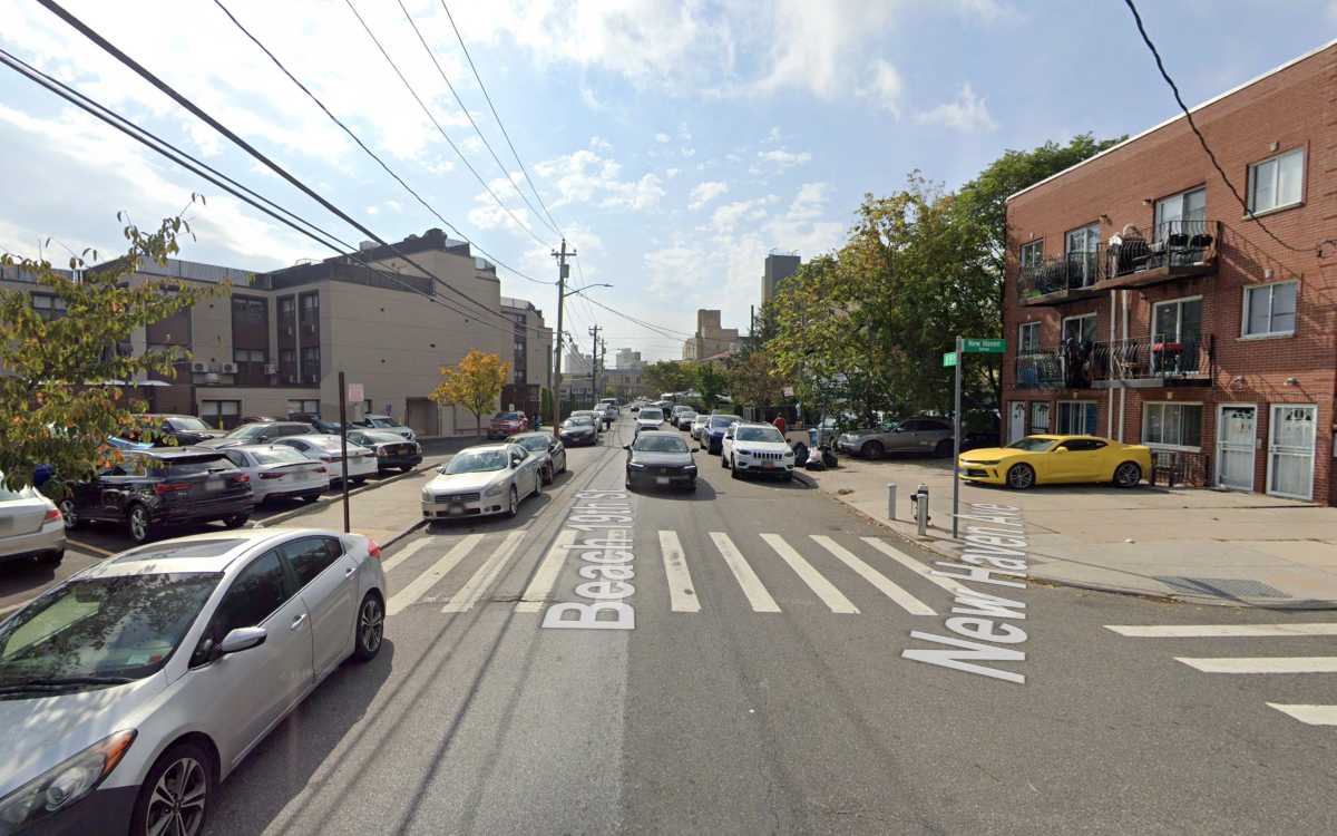 Queens shooting leaves man dead and another wounded as cops search for perp who pulled trigger 2 Scene of Queens shooting