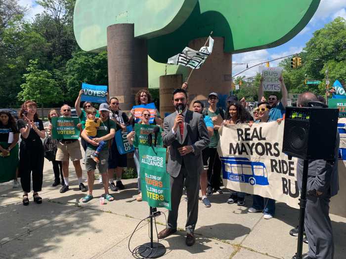 Brooklyn bus service rally goes political as NYC mayoral candidates slam Adams, Cuomo over slow service for New Yorkers 2 group of people holding signs at a bus rally