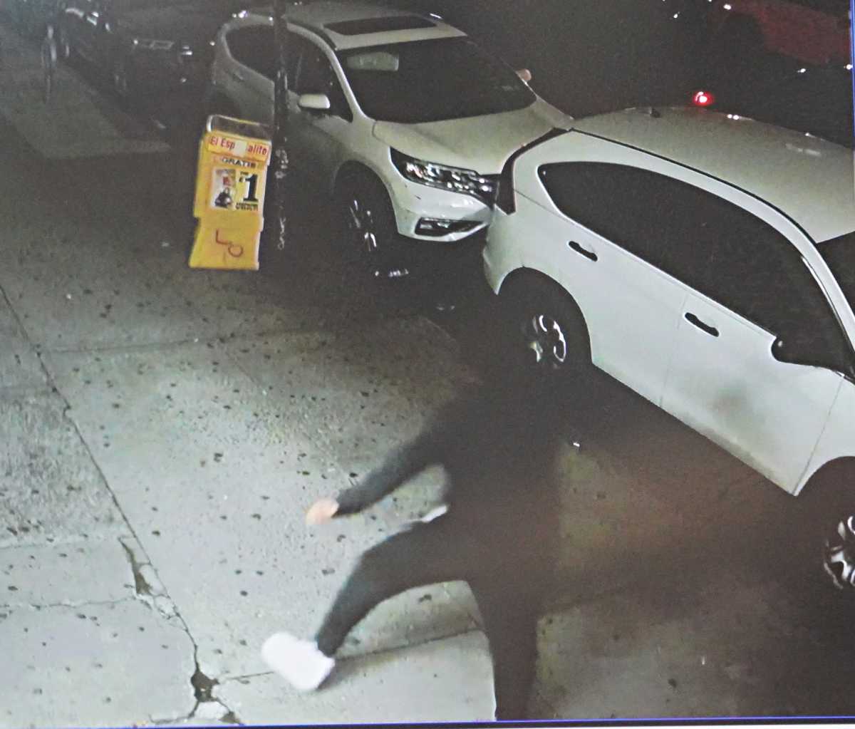 Gunman terrorizes Manhattan street, sends pedestrians running after firing shots 4