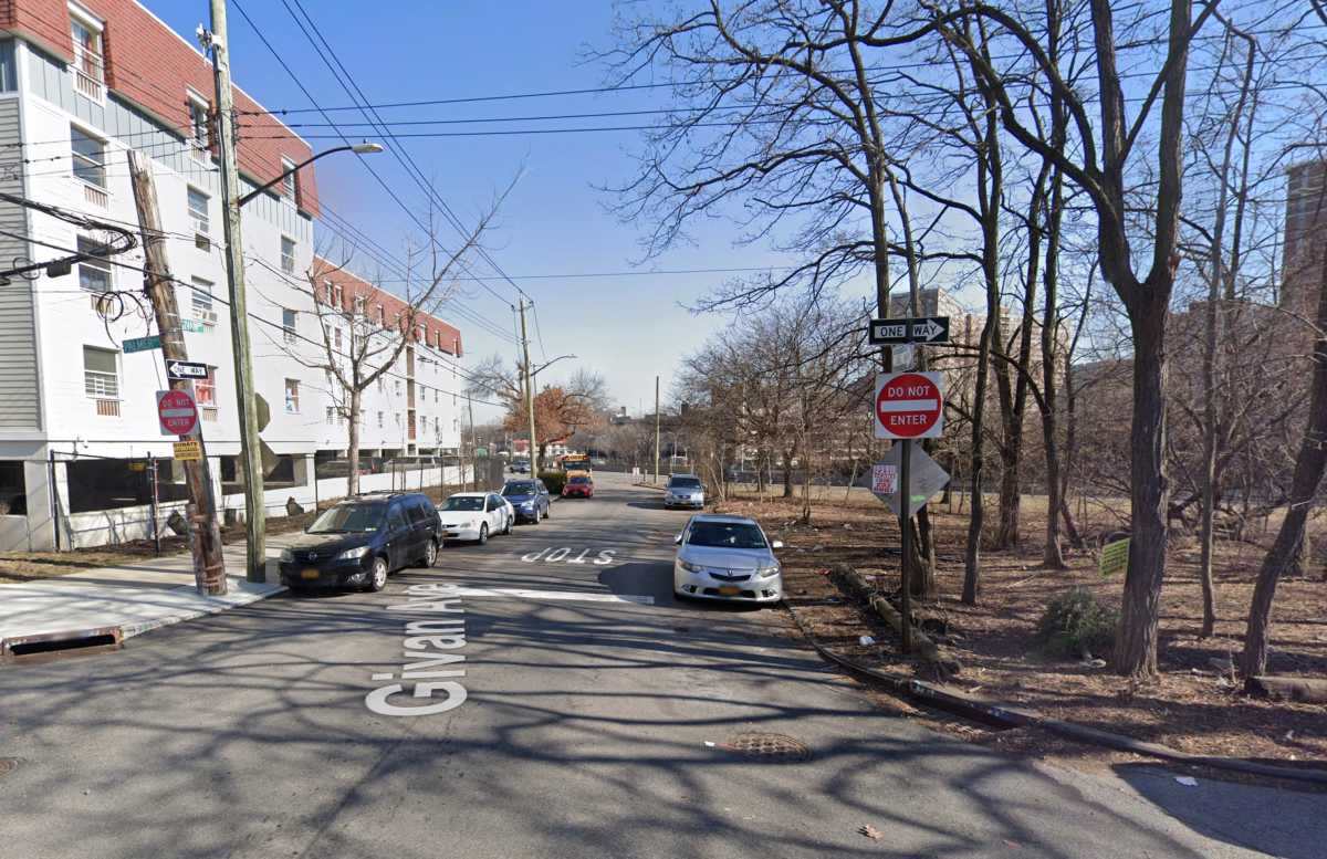 Man found shot dead inside car on Bronx street: NYPD 2 Location in Bronx where man was shot dead in car