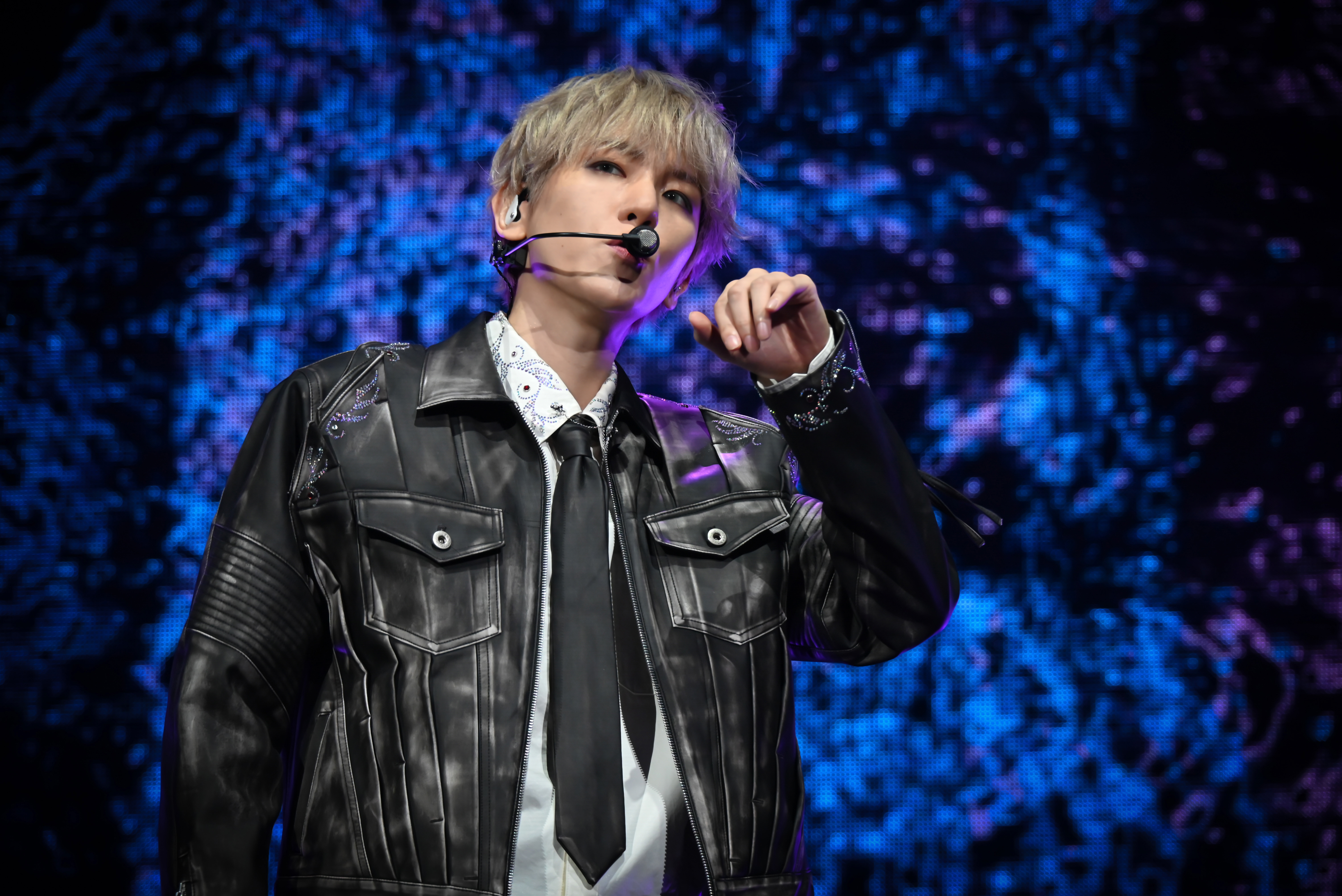 Thousands cross the Hudson for EXO alum Baekhyun’s first solo concert 6 Thousands flocked to see Baekhyun perform at the Prudential Center