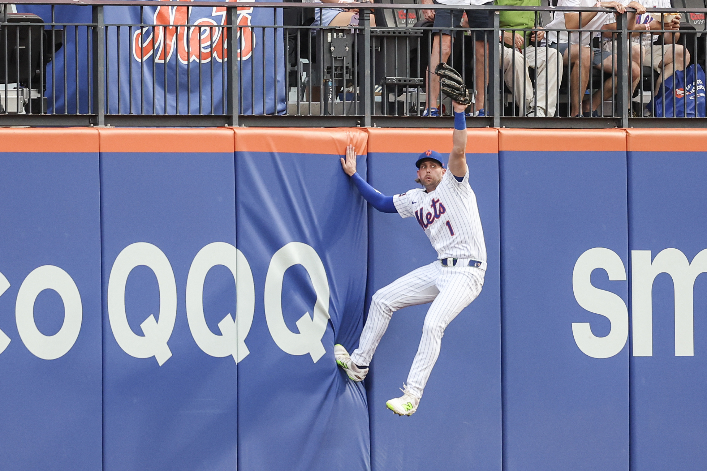 Mets trade rumors: Jeff McNeil's comfort in center field adding new dimension to David Stearns' plans 4 Jeff McNeil Mets: Baseball player in white uniform makes leaping catch at blue wall