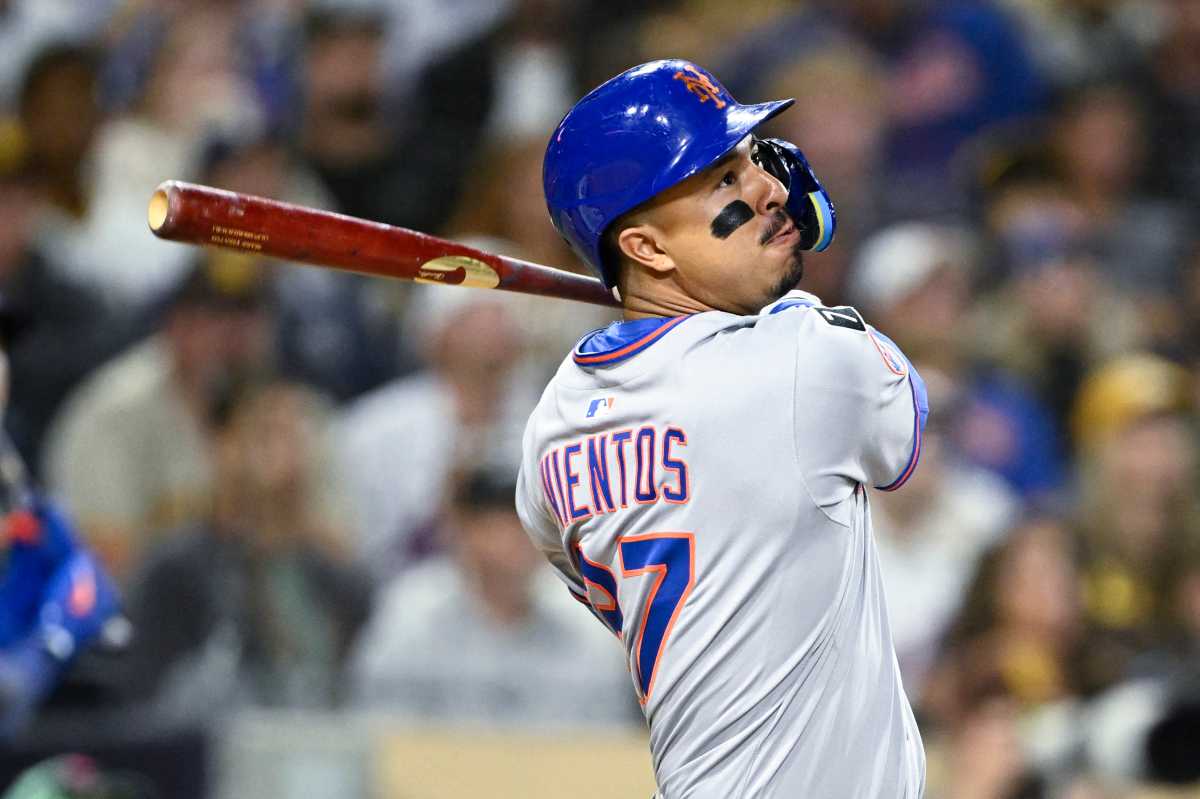 Mark Vientos Mets: Man in grey uniform, blue helmet swings baseball bat