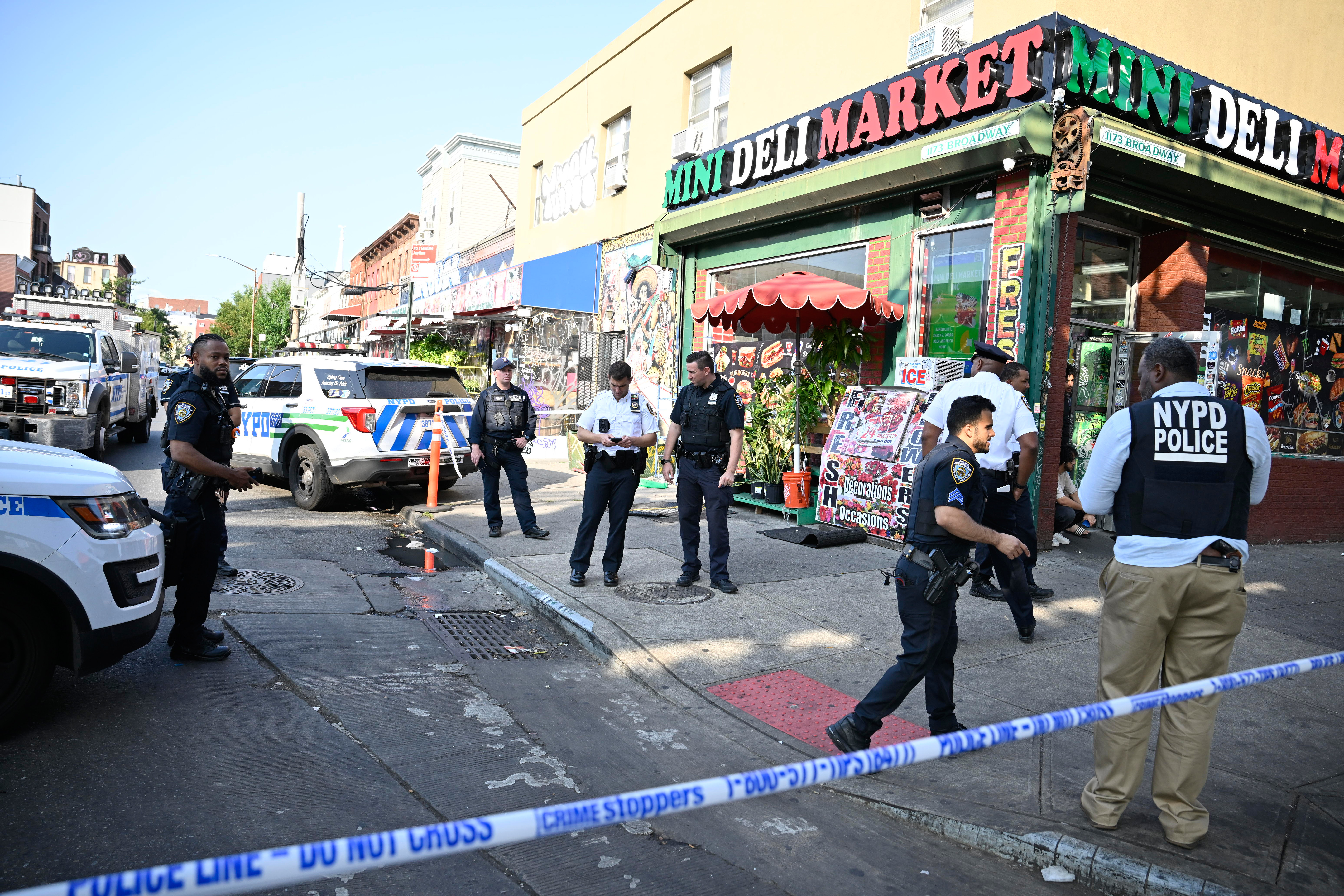 Brooklyn shooting leaves one man critically injured 2 Detectives from the 83 Precinct investigate a shooting at Broadway Avenue and Kossuth Place. The victim was left in critical condition.