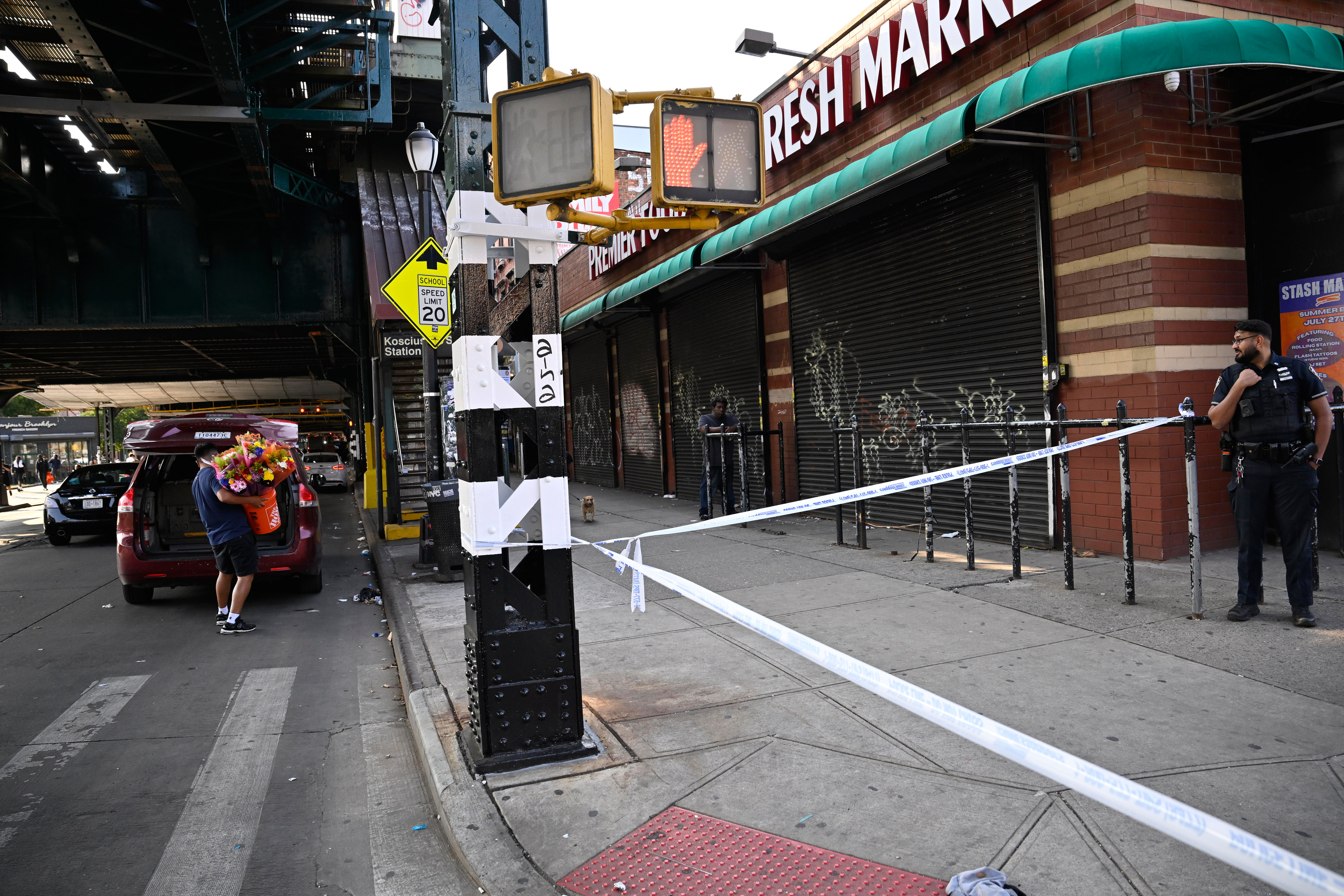 Brooklyn shooting leaves one man critically injured 3 Detectives from the 83 Precinct investigate a shooting at Broadway Avenue and Kossuth Place. The victim was left in critical condition.