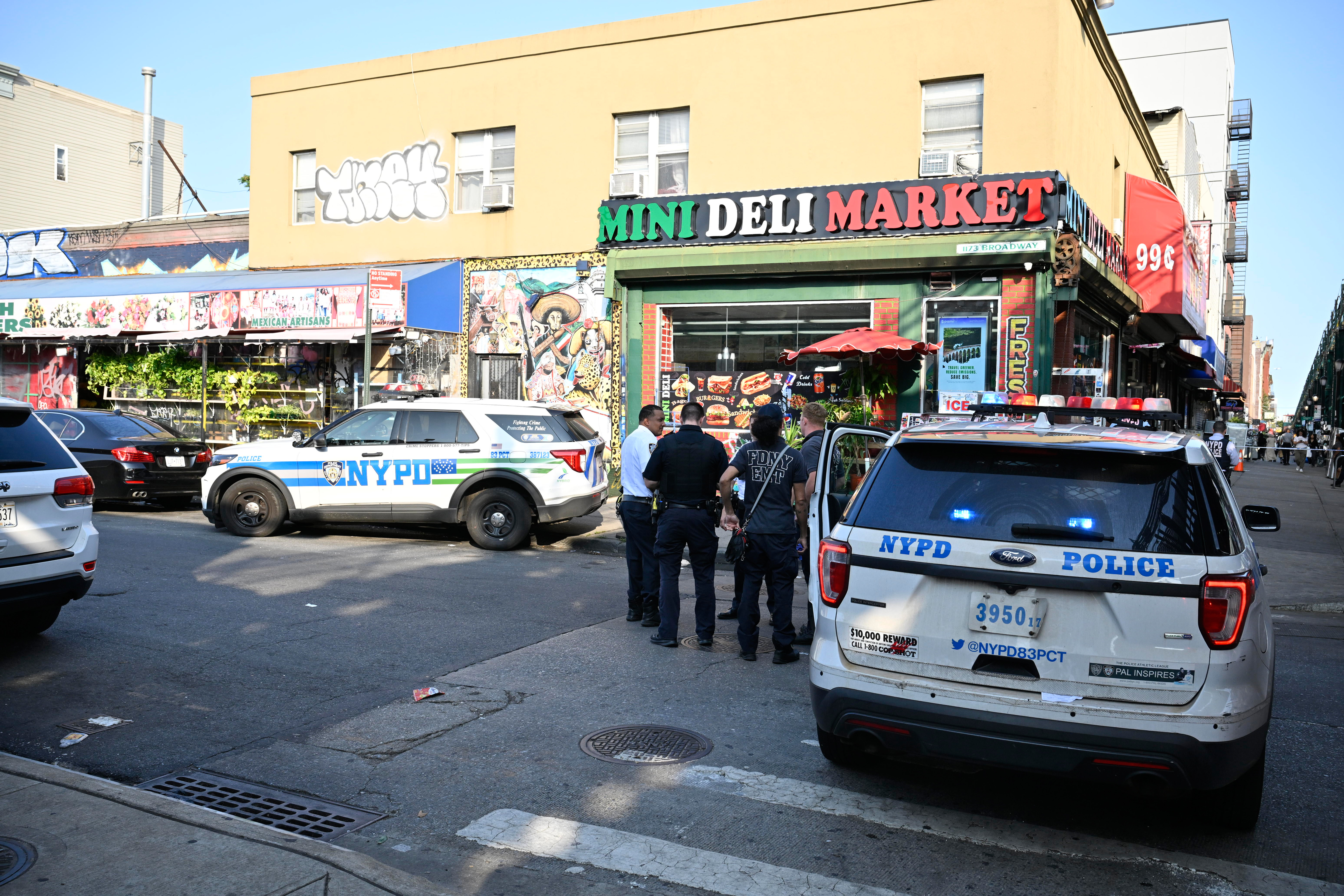 Brooklyn shooting leaves one man critically injured 5 Detectives from the 83 Precinct investigate a shooting at Broadway Avenue and Kossuth Place. The victim was left in critical condition.