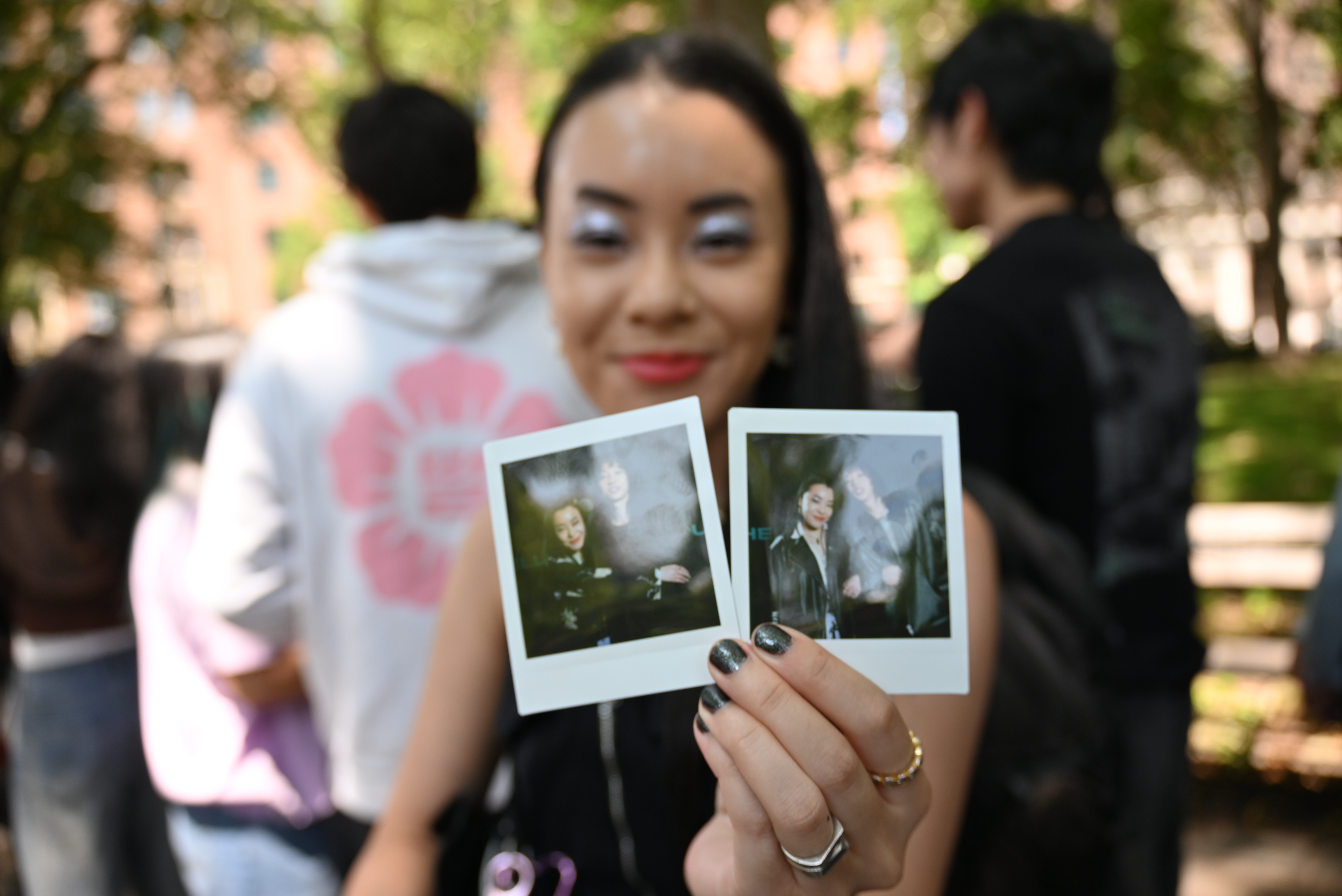 ‘A man of the people': Keshi invites fans to bring their guitars for Washington Square Park meet and greet 4 Fans were very excited to meet Keshi.