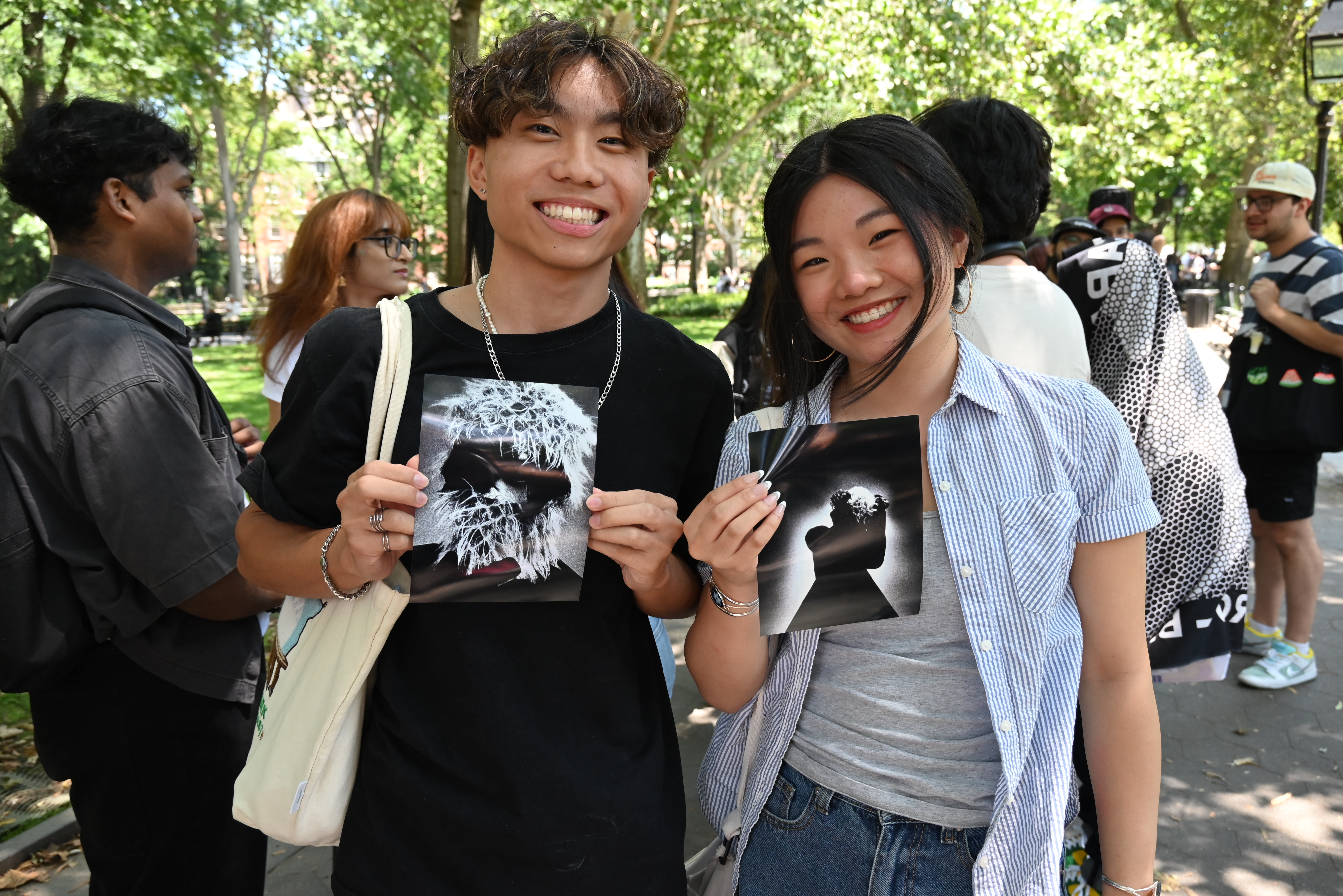 ‘A man of the people': Keshi invites fans to bring their guitars for Washington Square Park meet and greet 5 Fans were very excited to meet Keshi.