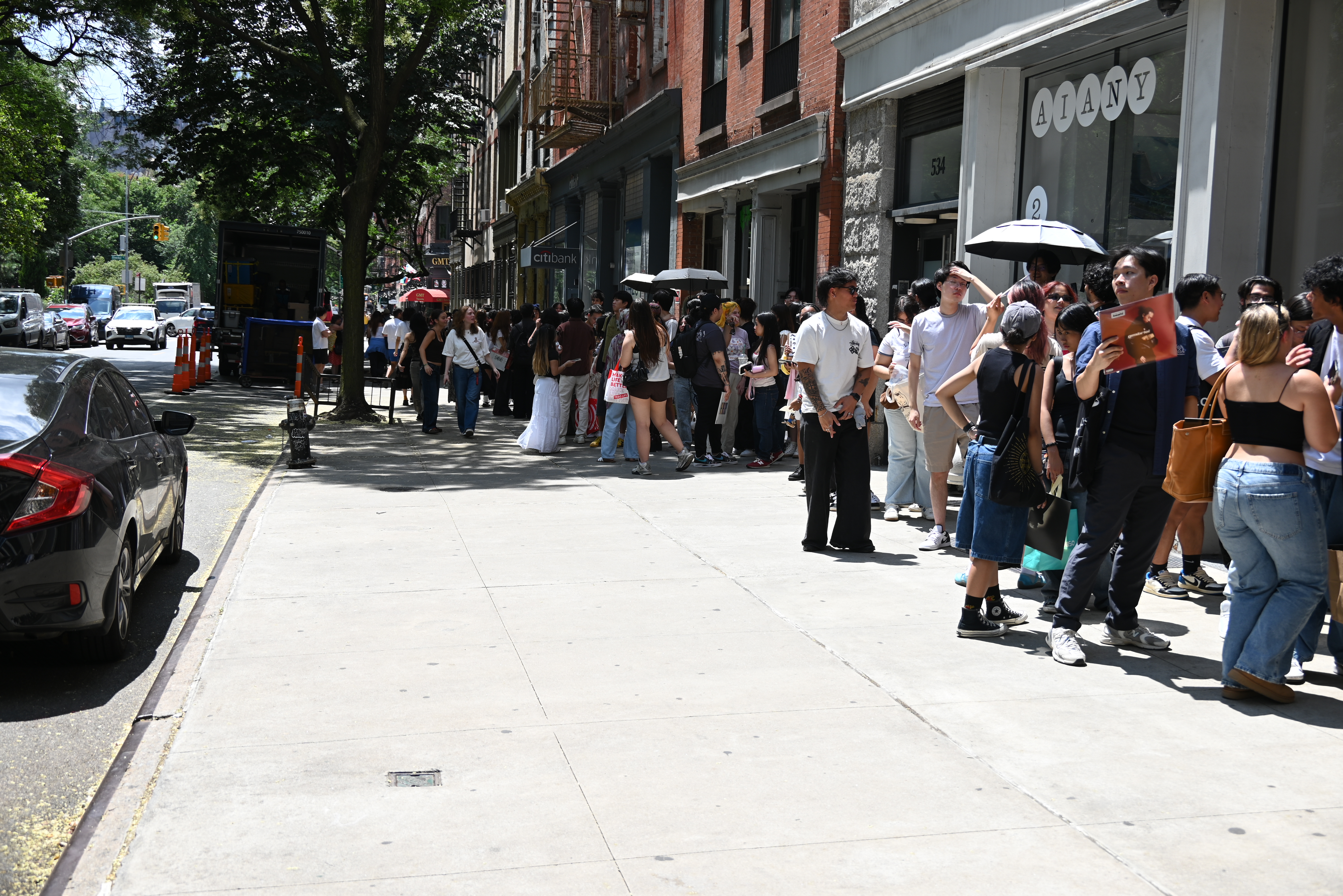 ‘A man of the people': Keshi invites fans to bring their guitars for Washington Square Park meet and greet 3 Fans waited in line to meet Keshi.
