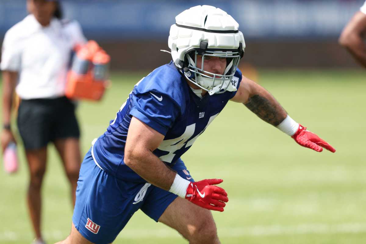 Cam Skattebo Giants: Football player in blue jersey runs