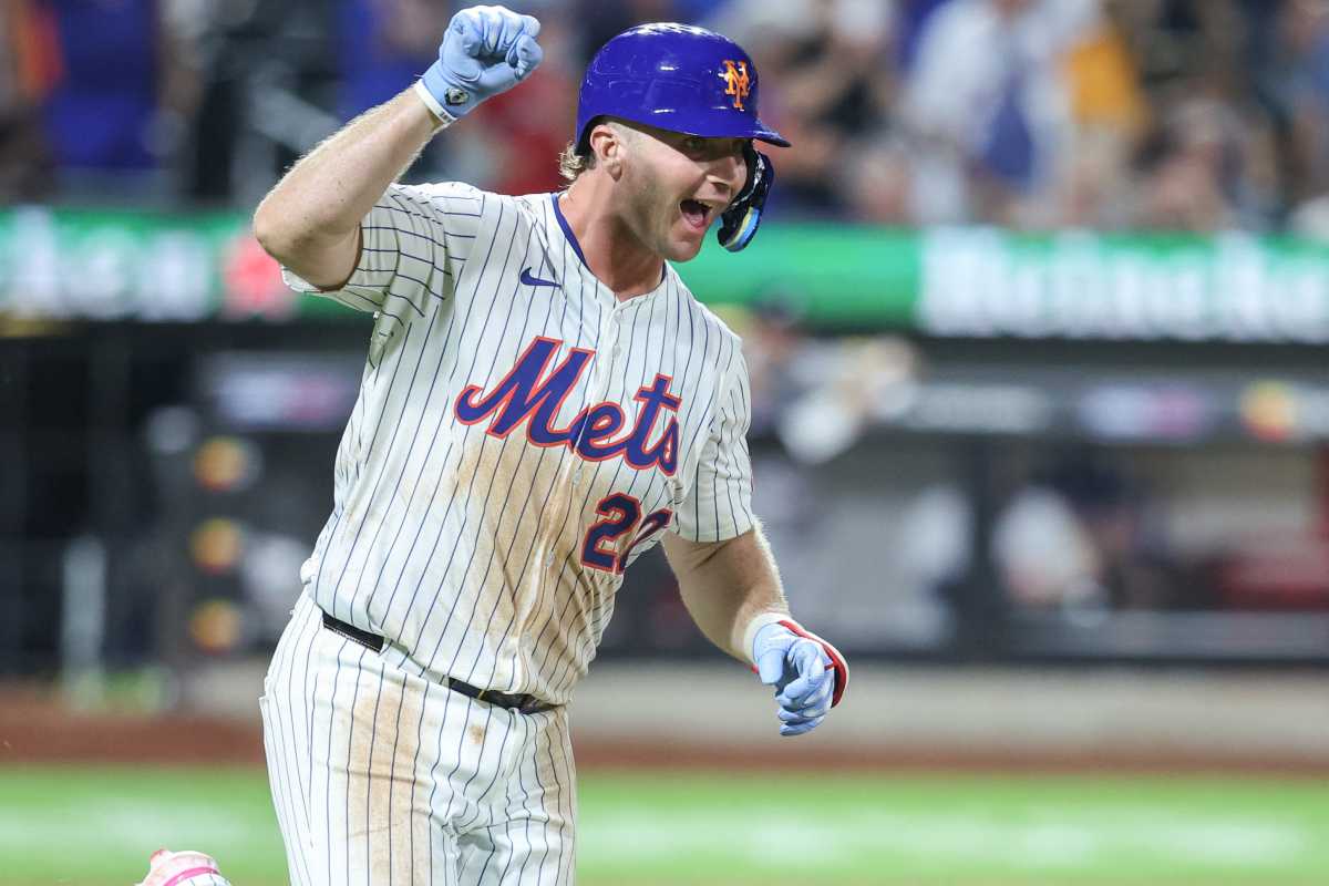 Pete Alonso 253 Mets Braves: Man in white baseball uniform pumps first while running toward first base after hitting home run