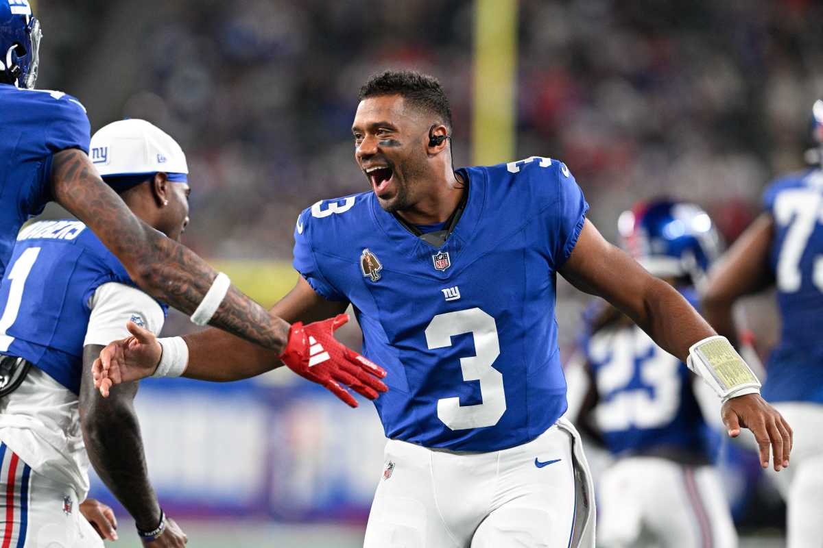 Russell Wilson high-five Giants preseason Patriots